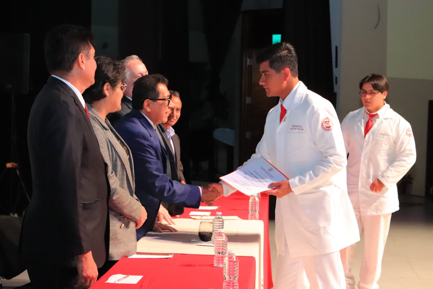 La UATx entrega constancias de egreso a 145 nuevos médicos cirujanos